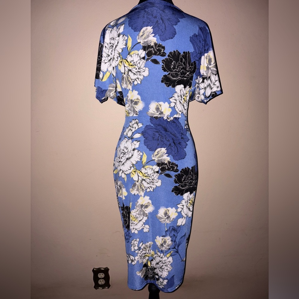 Blue and White Floral Midi Dress by Jennifer Lopez - Picture 8 of 8